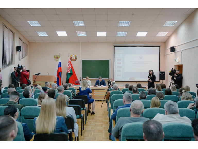 «Адкрыты дыялог» на тэму «злачынстваў украінскага рэжыму»  (Фота: Belarus.mid.ru)