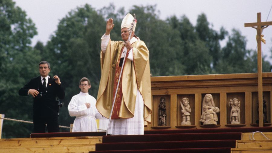 Jan Paweł II podczas mszy na kieleckim lotnisku w Masłowie 3 czerwca 1991. Fot. PAP/Wojciech Kryński