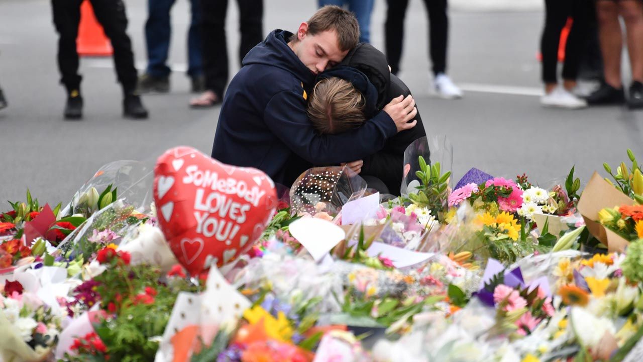 Żałoba w Christchurch w Nowej Zelandii po atakach na dwa meczety w mieście; zginęło 49 osób (fot. PAP/EPA/MICK TSIKAS) Żałoba w Christchurch w Nowej Zelandii po atakach na dwa meczety w mieście; zginęło 49 osób (fot. PAP/EPA/MICK TSIKAS)
