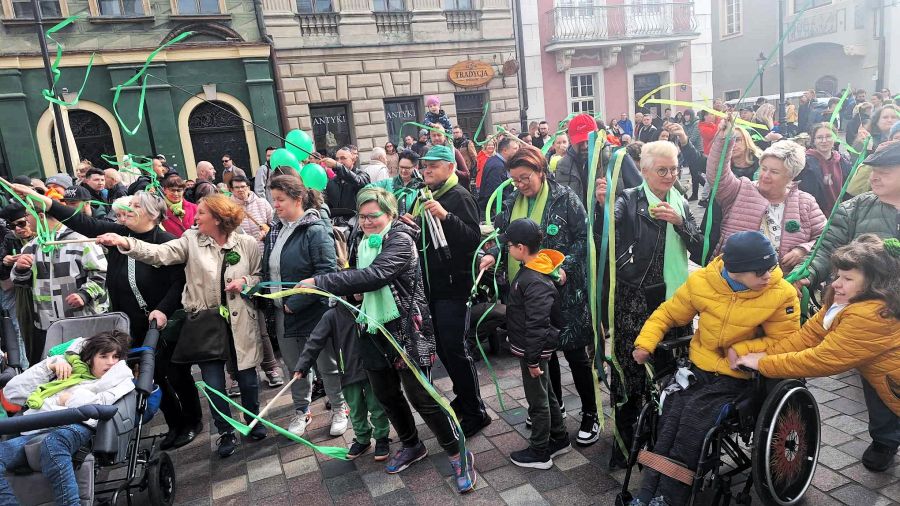 Zielone światło dla ważnej sprawy. Zrobili flash mob, Światowy Dzień Mózgowego Porażenia Dziecięcego (fot. Tomasz Małecki)