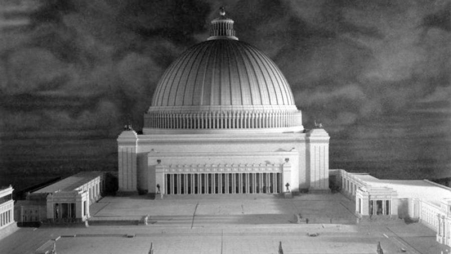 Gipsowy model Wielkiej Halii zaprojektowanej przez Alberta Speera na podstawie rysunków Adolfa Hitlera, która miała stanąć w Germanii, nowej stolicy III Rzeszy. Hala miała pomieścić około 180 tysięcy osób i być największym budynkiem świata. Fot. Bundesarchiv, Bild 146-1986-029-02 / CC-BY-SA 3.0