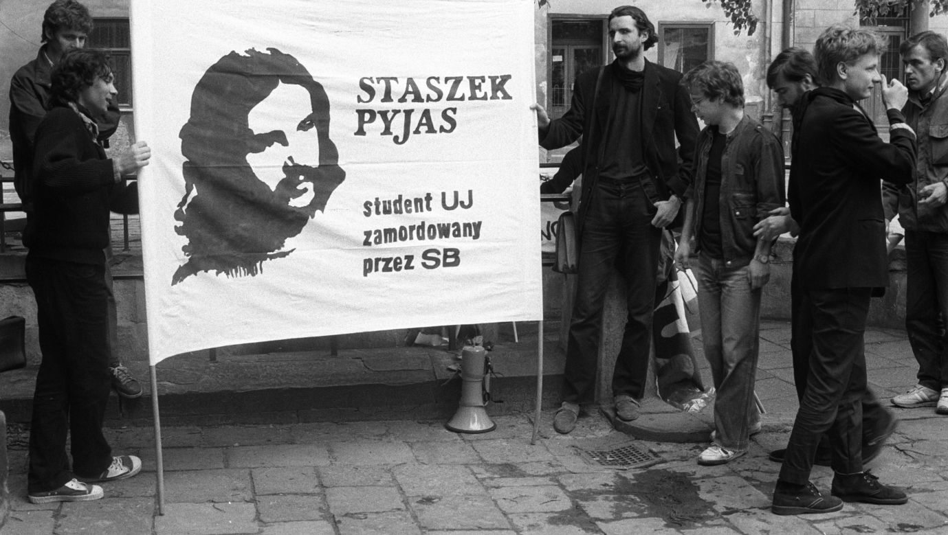 Kraków, 14 maja1989. Marsz w rocznicę zamordowania Stanisława Pyjasa, zorganizowany przez Ruch "Wolnosć i Pokój". Fot. Andrzej Stawiarski / Forum