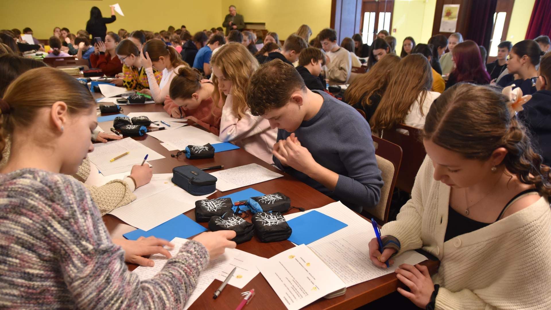 Uczestnicy konkursu skupieni nad pracą. Fot. Danuta Chlup, źródło: glos.live 