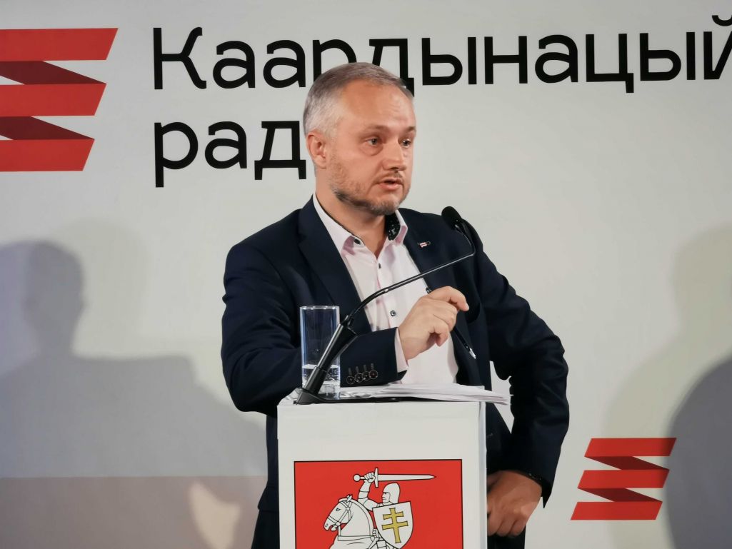 Аляксандр Азараў падчас слуханняў у Каардынацыйнай радзе. (Фота: Белсат)