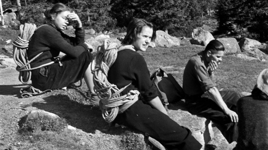 Morskie Oko, Tatry, 1956. Grupa taterniczek odpoczywa po wspinaczce. Fot. Edward Falkowski / Forum