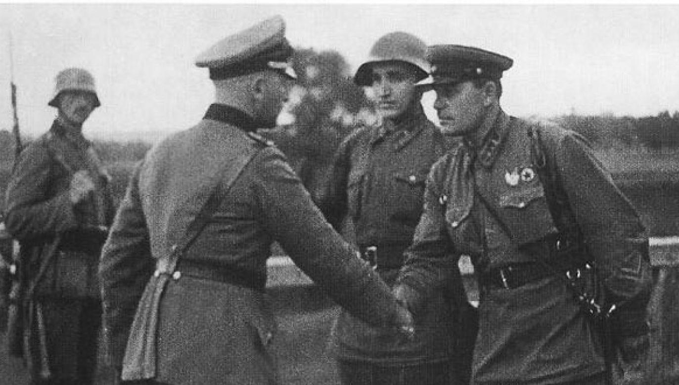 Nazi German and Soviet officers exchanging handshakes in Poland. Photo: Wikimedia Commons