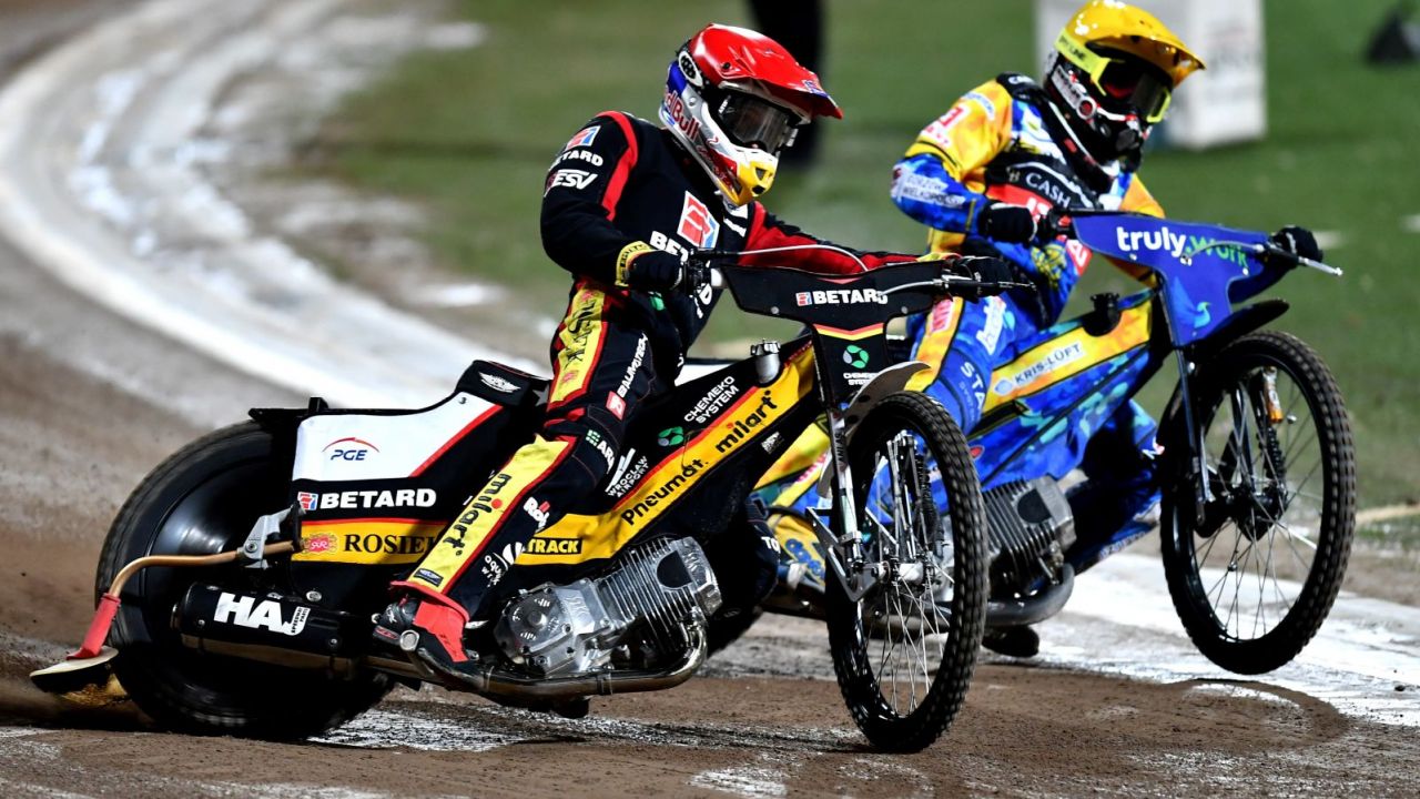 Maciej Janowski (kask czerwony) i Szymon Woźniak (żółty) (fot. PAP/Maciej Kulczyński)