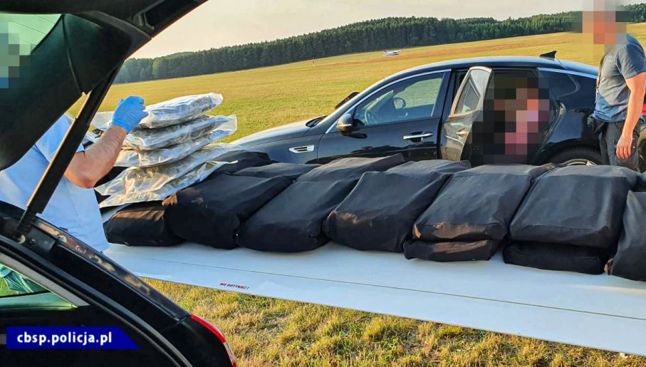 Policjanci przerwali powietrznym przemytnikom wyładunek narkotyków z awionetki (fot. CBŚP)