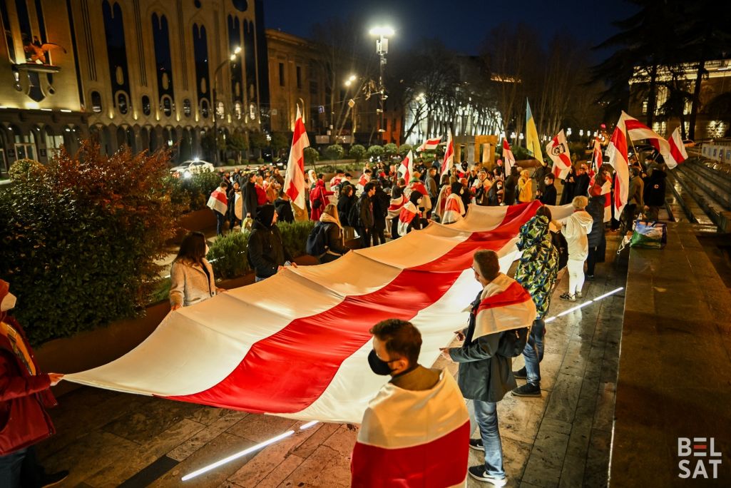 Здымак мае ілюстрацыйны характар. Святкаванне Дня Волі ў Тбілісі. Беларусы сабраліся на акцыю да 106-годдзя БНР на плошчы перад будынкам парламента. Тбілісі, Грузія. 24 сакавіка 2024 года. (Фота: Белсат)