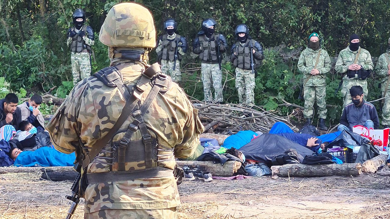 72 proc., nie chce wpuszczania do kraju uchodźców z granicy polsko–białoruskiej (fot. Irina Polina\TASS\Getty Images) 72 proc., nie chce wpuszczania do kraju uchodźców z granicy polsko–białoruskiej (fot. Irina Polina\TASS\Getty Images)