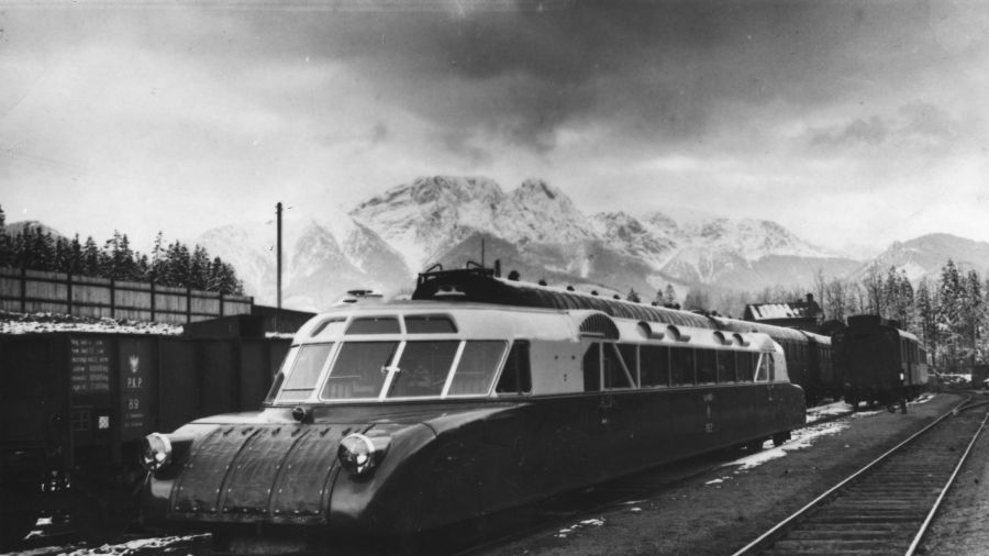 „Torpeda podhalańska” na dworcu kolejowym w Zakopanem. Na zdjęciu wagon czteroosiowy „luxtorpeda” Nr 90080. W tle widoczny Giewont. 1936. Fot. NAC/IKC, sygn. 1-G-2970