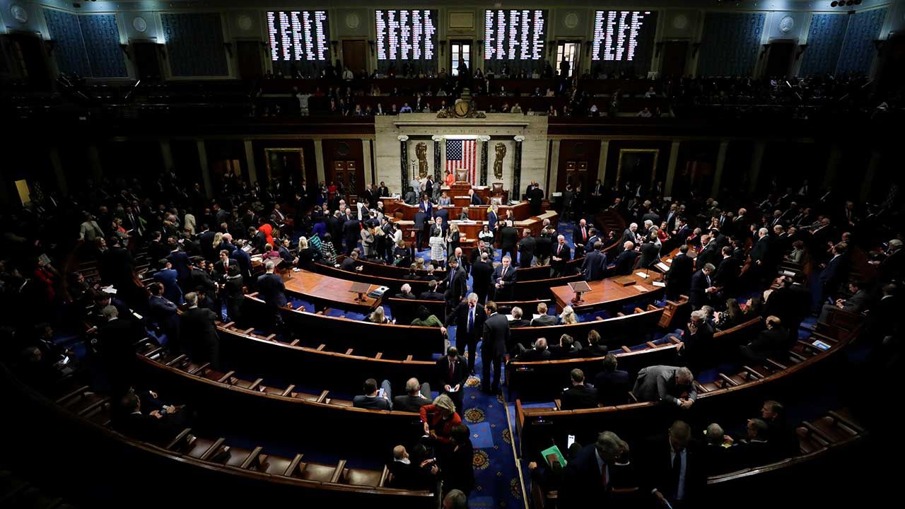Izba Reprezentantów USA głosowałą nad rezolucją ustanawiającą kolejne kroki w dochodzeniu w sprawie impeachmentu prezydenta USA (fot. REUTERS/Tom Brenner)