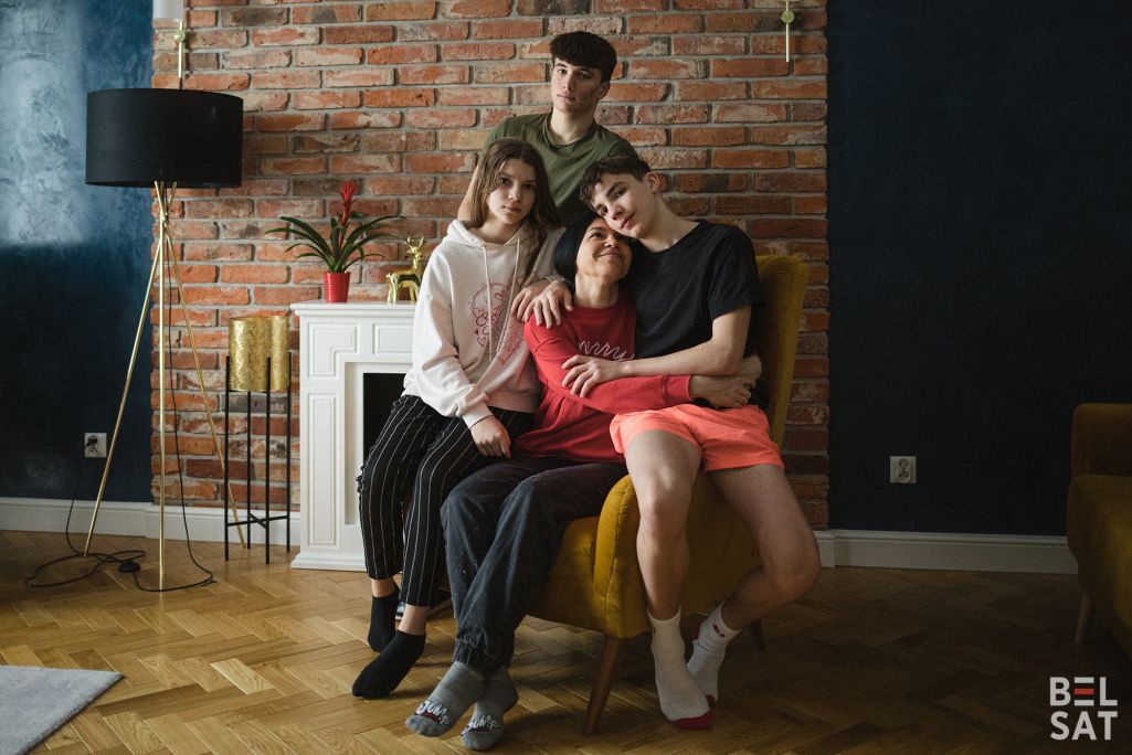 Былая палітзняволеная Іна Шырокая разам з дзецьмі. (Фота: Аліса Ганчар / Белсат)