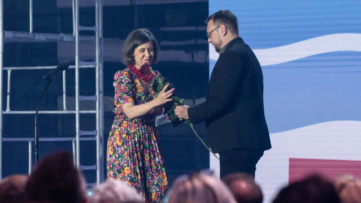 Dyrektor Teatru Polskiego radia Adam Wojtyszko wręczył nagrodę reżyserce Aleksandrze Głogowskiej (fot. Natasza Młudzik/TVP)