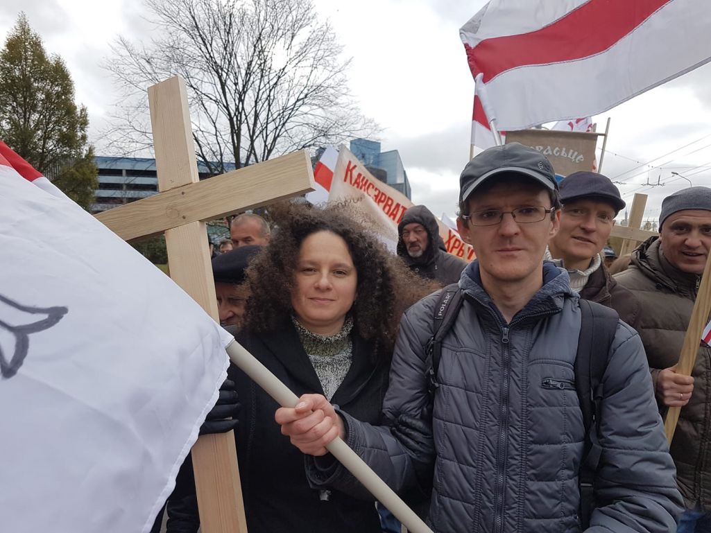 Дзяніс і Вольга Івашыны падчас шэсця Дзяды. Кастрычнік 2018 года. Фота з сямейнага архіву