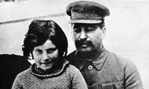 Przywódca Rosji Radzieckiej Józef Stalin z dziewięcioletnią córką Swietłaną. Fot. PAP/PA
