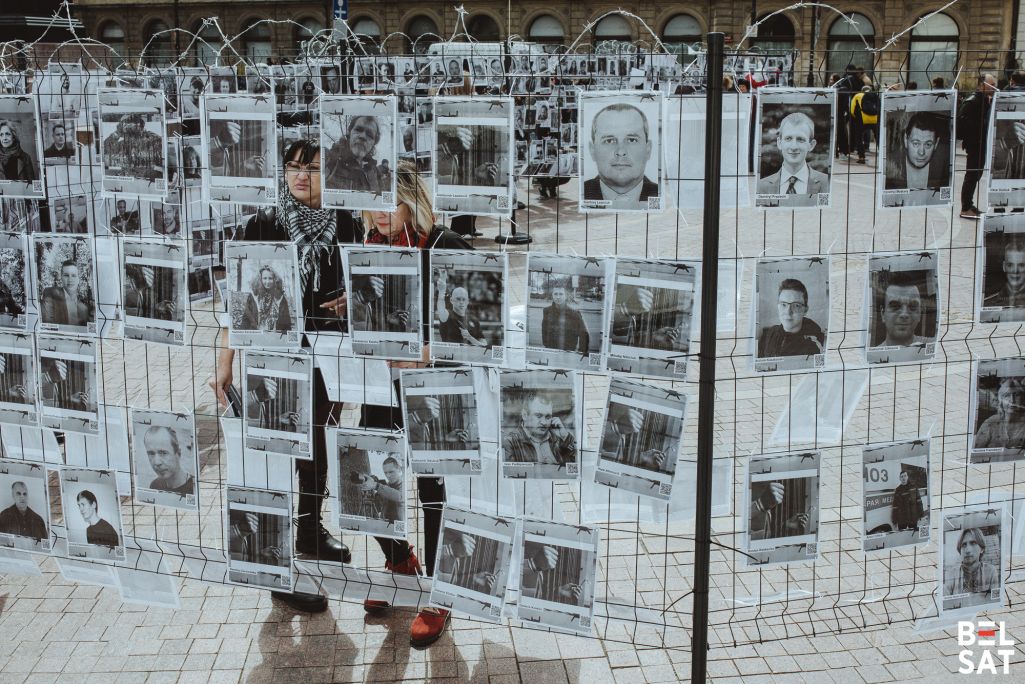 Удзельнікі развешваюць партрэты палітзняволеных падчас акцыі «Шлях да волі праз кайданы», прысвечанай Дню салідарнасці з палітвязнямі Беларусі. Варшава, Польшча. 18 траўня 2025 года. Фота: Рауль Дзюк / Белсат