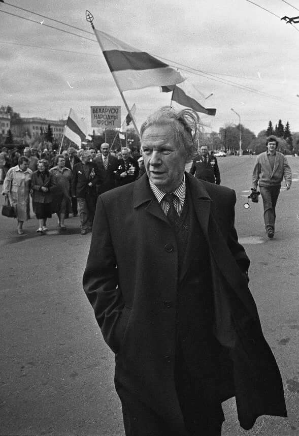 Васіль Быкаў з іншымі ветэранамі пад бел-чырвона-белым сцягам. (Крыніца: Pačvarny / Pinterest)