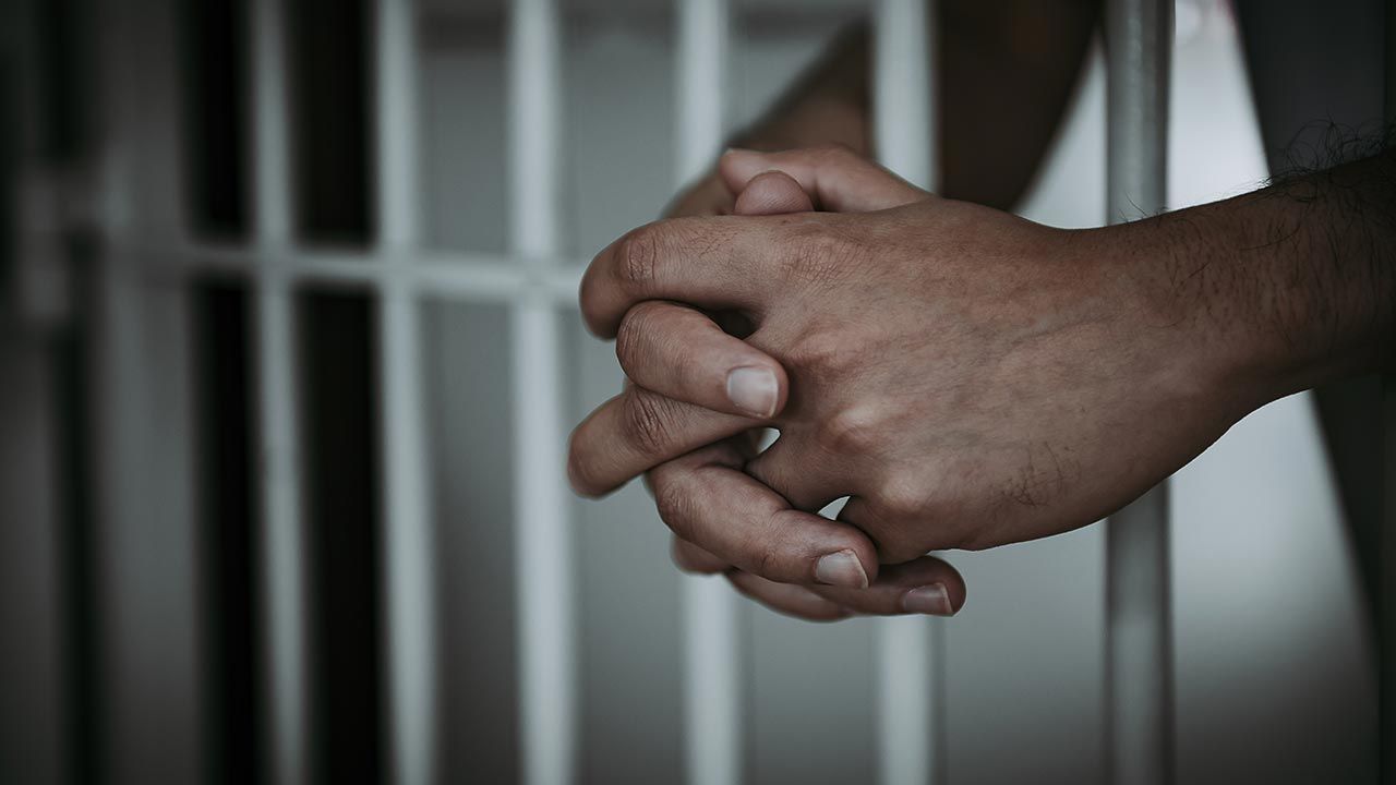 Karę wymierzono im według przelicznika 7-12 lat za każdego imigranta ze statku, na którym pracowali (fot. shutterstock/kittirat roekburi) Karę wymierzono im według przelicznika 7-12 lat za każdego imigranta ze statku, na którym pracowali (fot. shutterstock/kittirat roekburi)