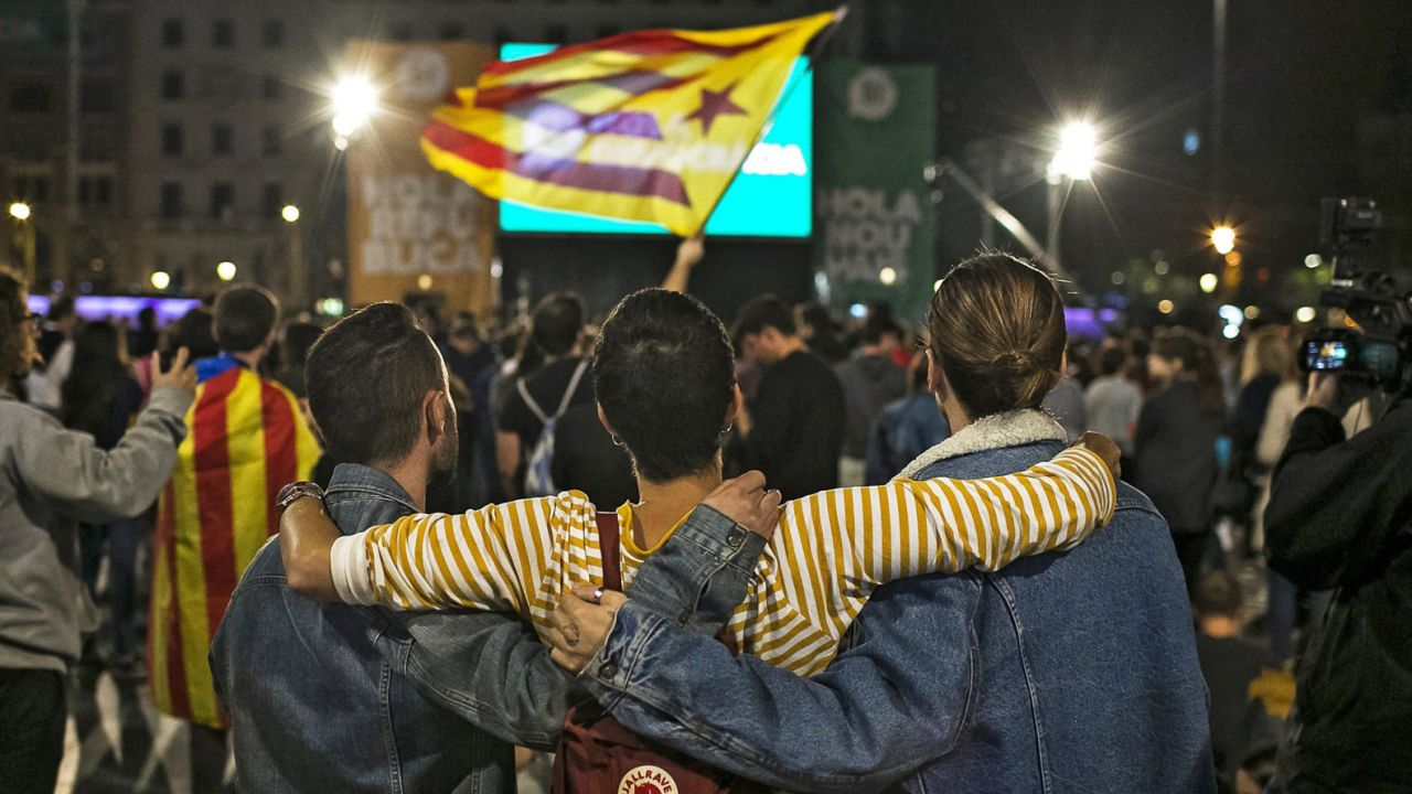 Podczas referendum w Katalonii doszło do zamieszek (fot. PAP/EPA/SANTI DONAIRE)