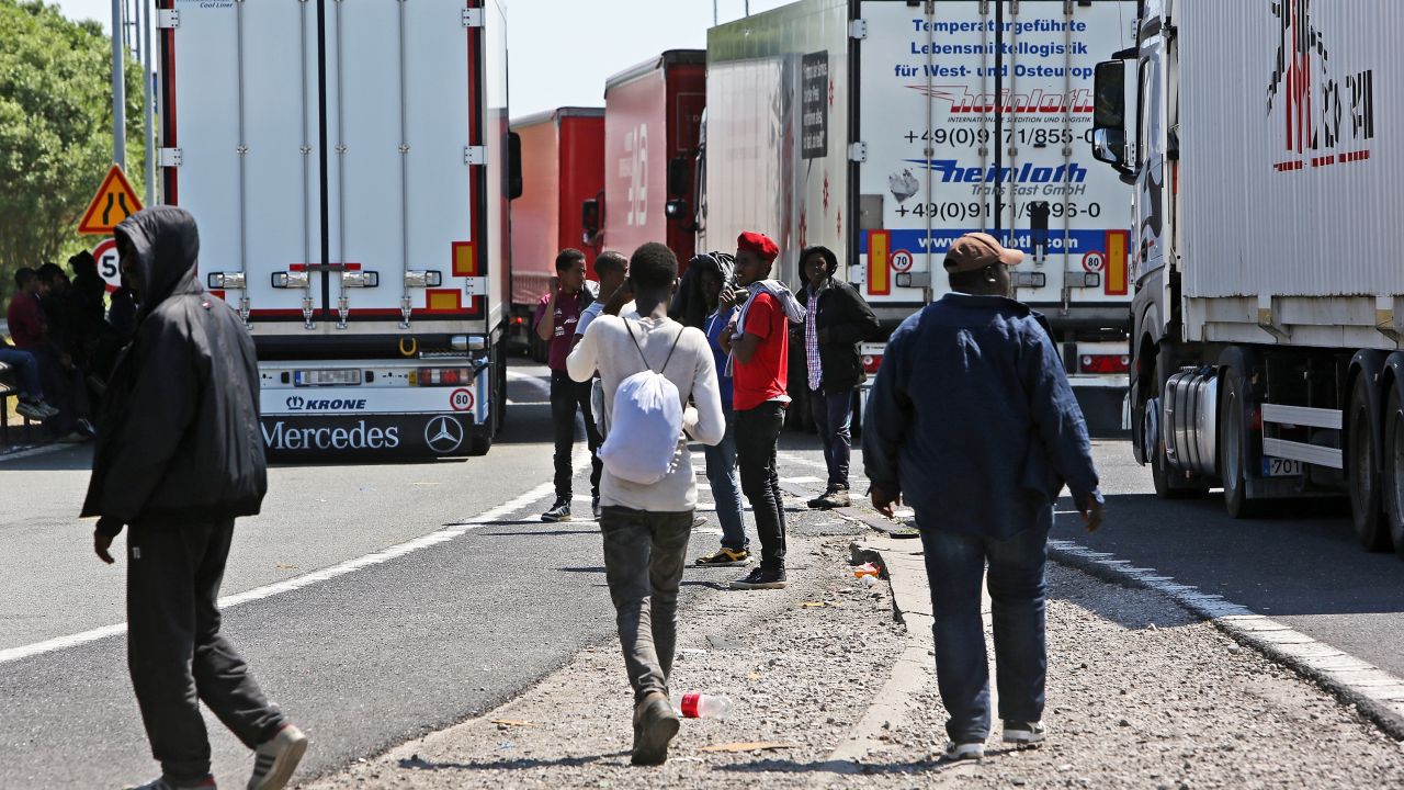Nielegalni imigranci często próbują ukrywać się w tirach jadących m.in. do Wielkiej Brytanii  (fot. Rafael Yaghobzadeh / Stringer / Getty Images)