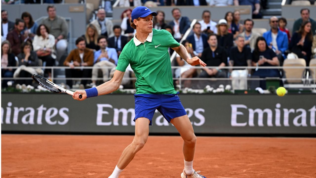 Jannik Sinner wywalczył awans do ćwierćfinału French Open 2025 (fot. Getty Images)