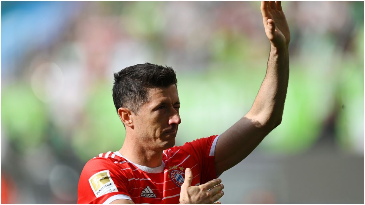 Robert Lewandowski długo dziękował kibicom Bayernu Monachium (fot. Getty).