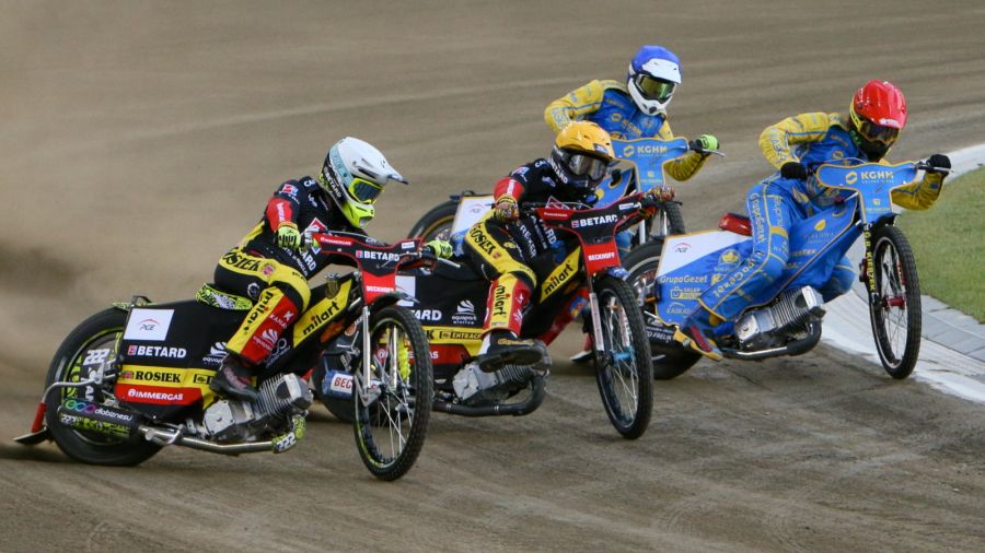 Zawodnicy Gezet Stali Gorzów Oskar Fajfer (kask czerwony) i Oskar Chatłas (niebieski) oraz Artiom Łaguta (biały) i Bartłomiej Kowalski (żółty) z Betard Sparty Wrocław (fot. PAPLech Muszyński)