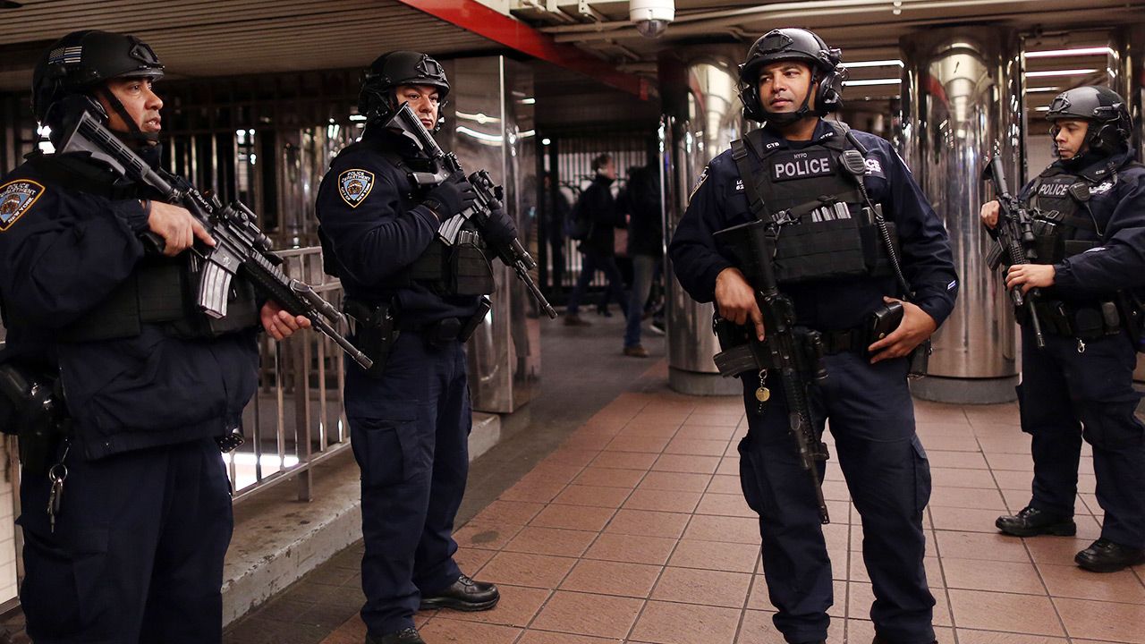 Mężczyzna zdetonował bombę rurową w zatłoczonym przejściu podziemnym metra na Manhattanie (fot. Mohammed Elshamy/Anadolu Agency/Getty Images) Mężczyzna zdetonował bombę rurową w zatłoczonym przejściu podziemnym metra na Manhattanie (fot. Mohammed Elshamy/Anadolu Agency/Getty Images)