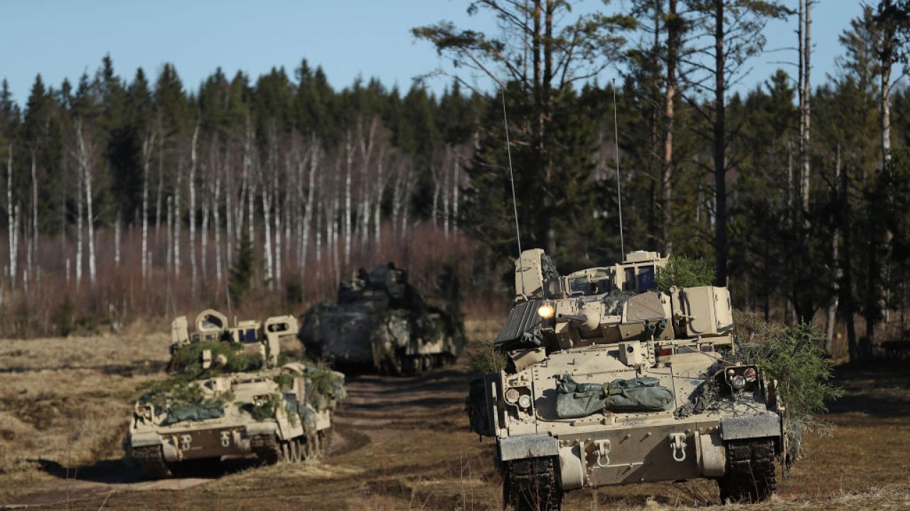 Wozy bojowe Bradley trafią na Ukrainę z USA. (Fot. Sean Gallup/Getty Images)