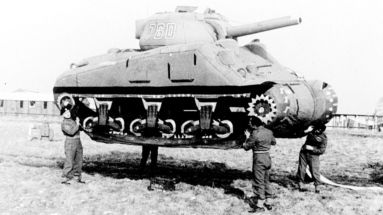 Gumowe czołgi pomogły aliantom oszukać Niemców (fot. Roger Viollet via Getty Images) Gumowe czołgi pomogły aliantom oszukać Niemców (fot. Roger Viollet via Getty Images)