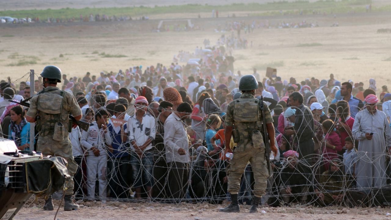 Od kilku lat do Turcji napływa nieprzerwany strumień uchodźców z Syrii (fot. Halil Fidan/Anadolu Agency/Getty Images) Od kilku lat do Turcji napływa nieprzerwany strumień uchodźców z Syrii (fot. Halil Fidan/Anadolu Agency/Getty Images)