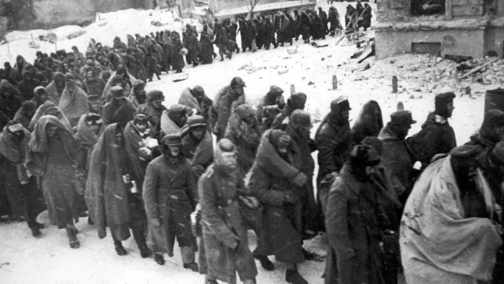 Historycy uważają bitwę stalingradzką, podczas której Niemcy stracili całą 6 Armię liczącą milion żołnierzy, za najważniejsze starcie II wojny światowej. Fot. Sovfoto/ Getty Images