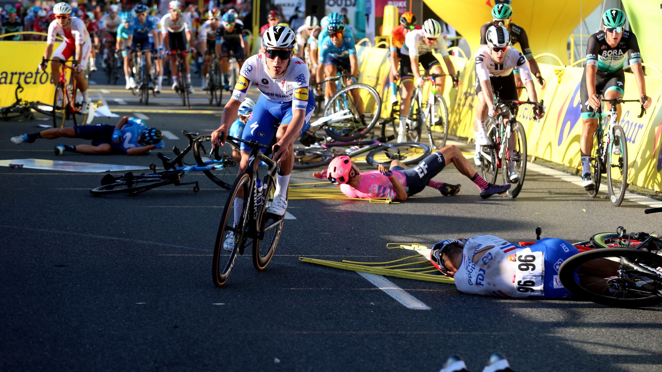 Tour De Pologne Huge Crash Dutch Cyclist In Serious Condition Polandin Com