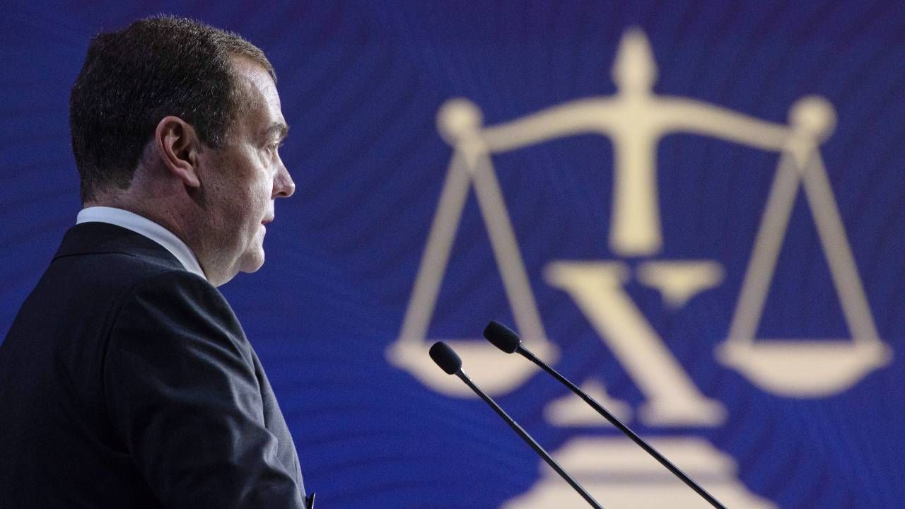 Dmitrij Miedwiediew jest elementem zbrodniczego reżimu (fot. PAP/EPA/EKATERINA SHTUKINA/ SPUTNIK / SECURITY COUNCILPRESS SERVICE POOL)