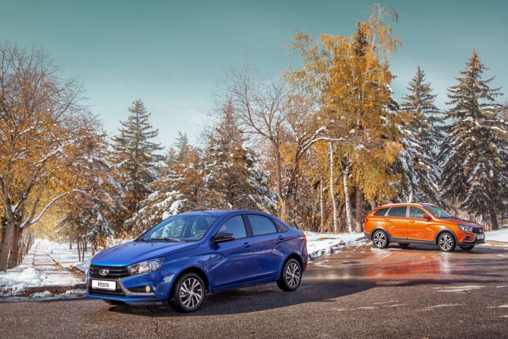 Здымак мае ілюстрацыйны характар. «Lada Vesta» (злева) і «Lada Vesta SW» (справа). (Фота: lada.ru)