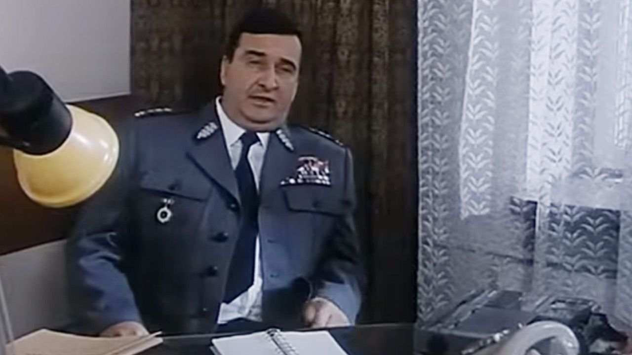 Krzysztof Kowalewski w filmie „Rozmowy kontrolowane” (fot. YouTube/TVP Historia) Krzysztof Kowalewski w filmie „Rozmowy kontrolowane” (fot. YouTube/TVP Historia)