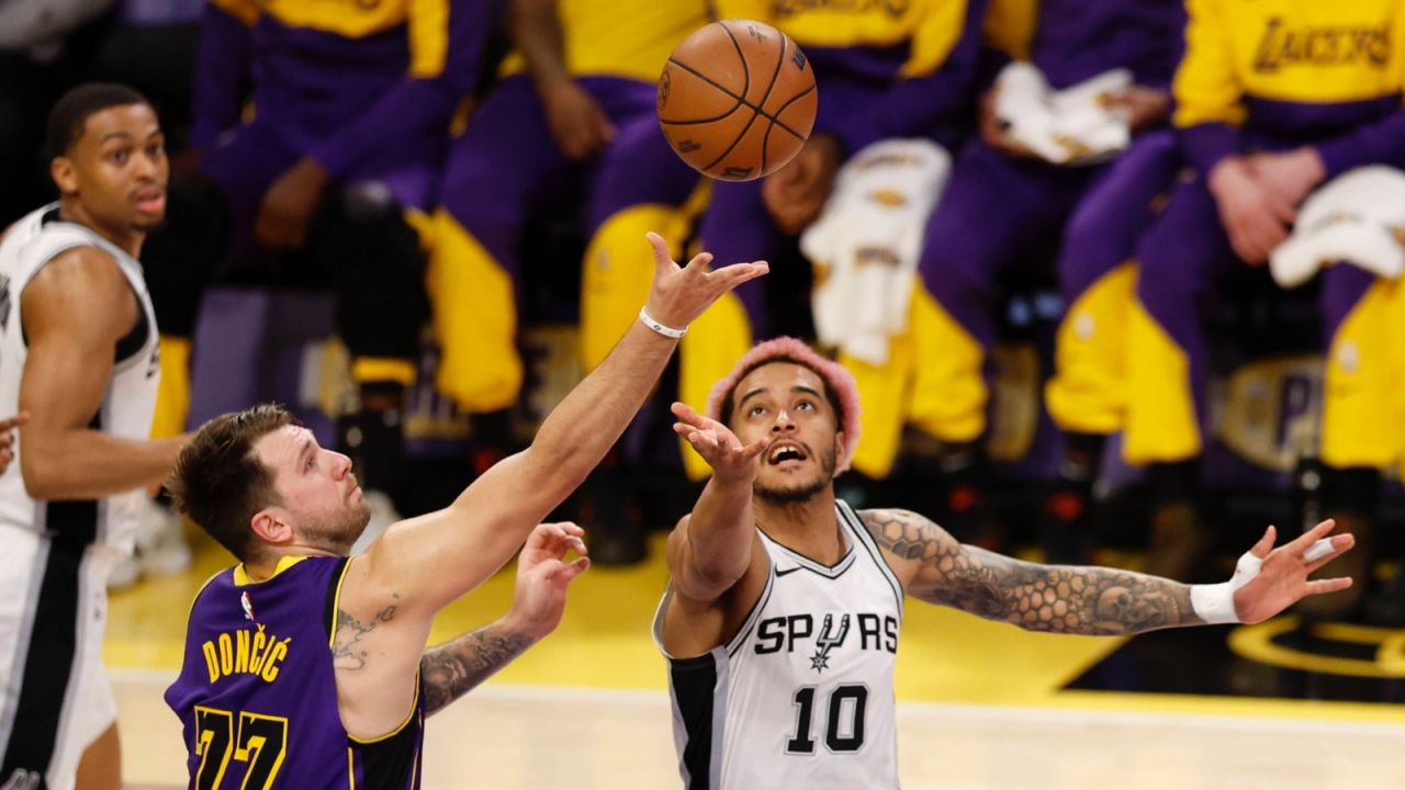Jeremy Sochan i Luka Doncić w meczu NBA (fot. PAP).