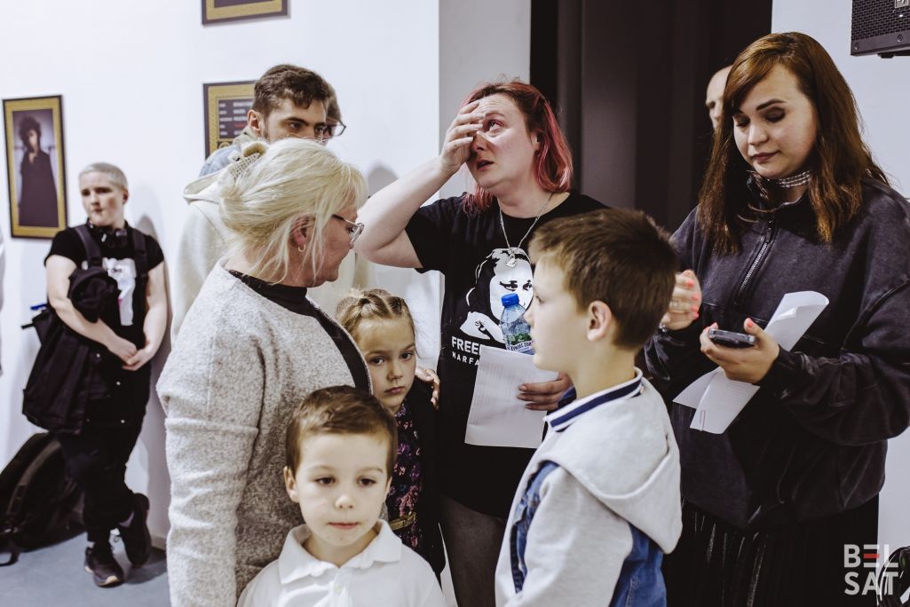 Ганна Канавалава, маці палітзняволенай Антаніны Канавалавай, супакойвае былую палітзняволеную Дар’ю Афанасьеву падчас адкрыцця выставы праекту «Minsk Anti Zoo. Red Mark» у Музеі вольнай Беларусі. Варшава, Польшча. 10 траўня 2024 года. (Фота: Белсат)