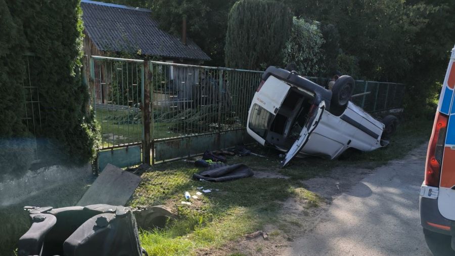 Trzy osoby ranne w wypadku. Dachował dostawczy bus, wiele wskazuje, że kierowca był pijany. Zdjęcie: świętokrzyska policja