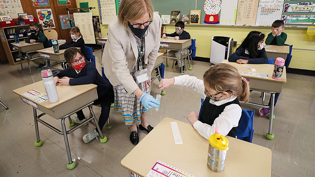 Nie wszystkie rodziny stać na opłaty za czesne w czasie pandemii (fot. Suzanne Kreiter/The Boston Globe via Getty Images) Nie wszystkie rodziny stać na opłaty za czesne w czasie pandemii (fot. Suzanne Kreiter/The Boston Globe via Getty Images)