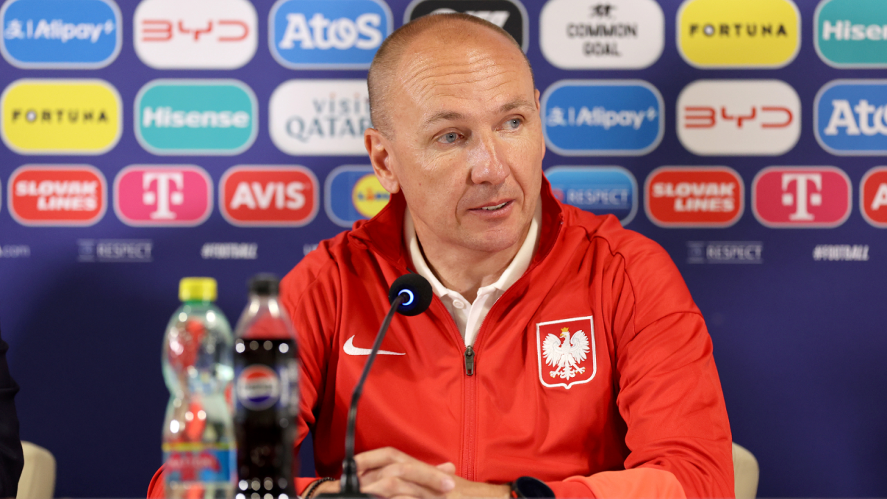 Adam Majewski z piłkarzami reprezentacji Polski U21 (fot. PAP)