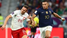 Przemysław Frankowski walczy z Kylianem Mbappe (fot. Getty).