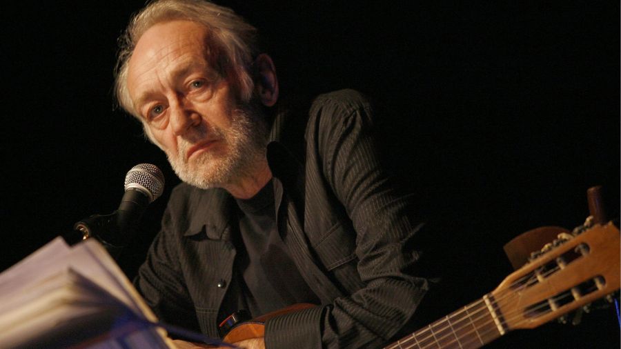 Bytomskie Centrum Kultury, 09.05.2008. Bard polskiej poezji zaangażowanej Przemysław Gintrowski po kilku latach przerwy wrócił na scenę. Fot. PAP/Andrzej Grygiel