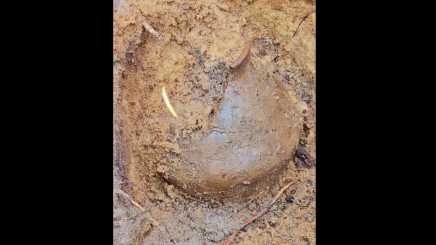 Stowarzyszenie Poszukiwaczy Śladów Historii Denar Kalisz, odkrycie, garnek (fot. Stowarzyszenie Poszukiwaczy Śladów Historii Denar Kalisz/Facebook/screenshot)