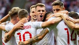 Damian Szymański w koszulce reprezentacji Polski i w objęciach kolegów po jednym z meczów el. mistrzostw świata. Piłkarz Legii Warszawa zapracuje na kolejną szansę gry z Robertem Lewandowskim czy Janem Bednarkiem? Jan Urban będzie wnikliwie obserwował grę pomocnika przed spotkaniami z Holandią i Maltą