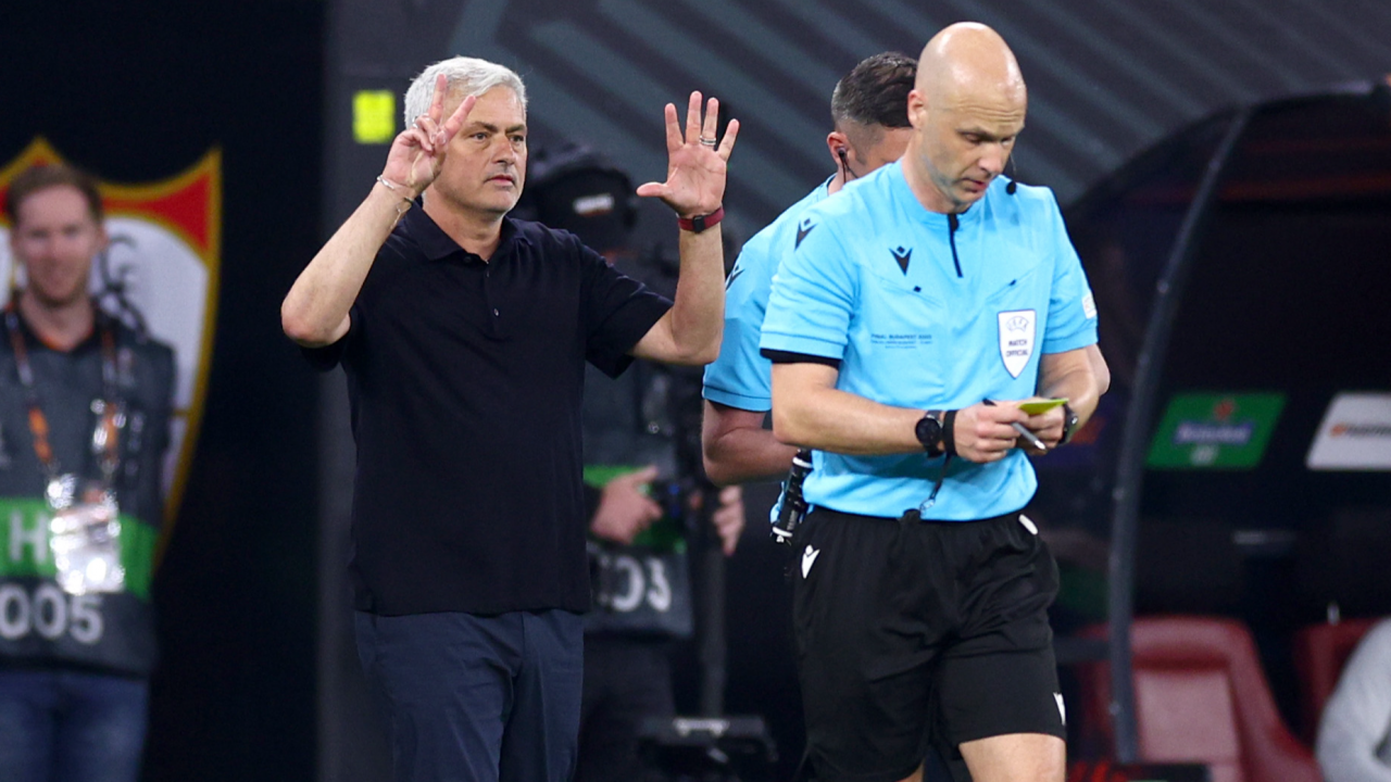 Jose Mourinho i Anthony Taylor (fot. Getty)