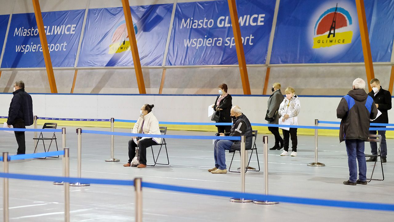 Punkt szczepień na lodowisku w Gliwicach (fot. PAP/Andrzej Grygiel) Punkt szczepień na lodowisku w Gliwicach (fot. PAP/Andrzej Grygiel)