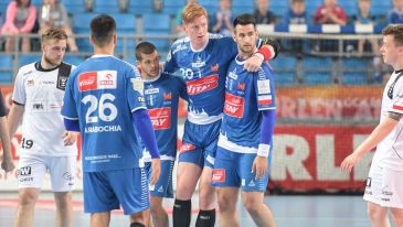 Gębala sprowadzany z boiska tuż po sytuacji, w której doznał urazu kolana (fot. PGNiG Superliga)