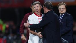 Jan Urban w rozmowie z Robertem Lewandowskim (fot. Getty Images) Na zdjęciu widać Roberta Lewandowskiego, który opuszcza boisko w barwach reprezentacji Polski. Napastnik rozmawia z Janem Urbanem, który wspiera kapitana biało-czerwonych po zejściu z murawy. Trener wyraża wiarę w szybki powrót Lewandowskiego do pełnej sprawności po niedawnym urazie (fot. Getty Images)